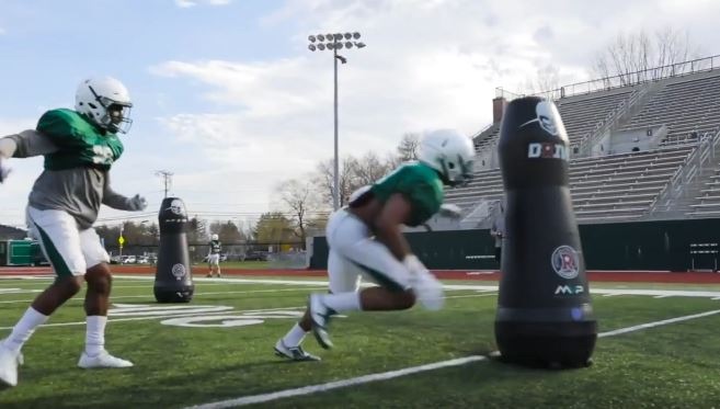 Football, Russell Wilson quarterback di Seattle Seahawks si allena con un robot