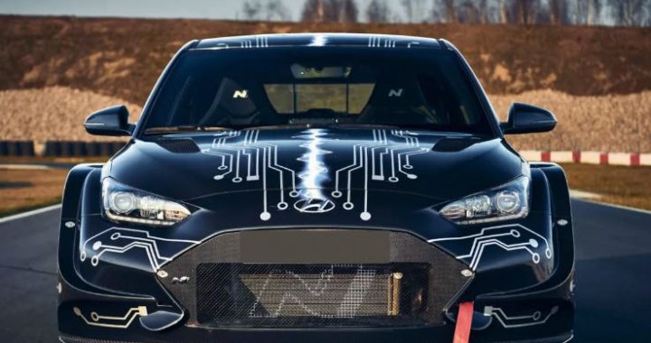Hyundai presenta l’auto da corsa elettrificata RM20e