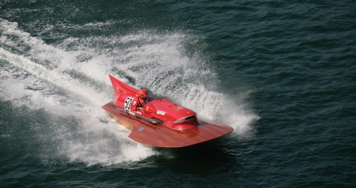 Ferrari da corsa su acqua, anni ’50, in vendita