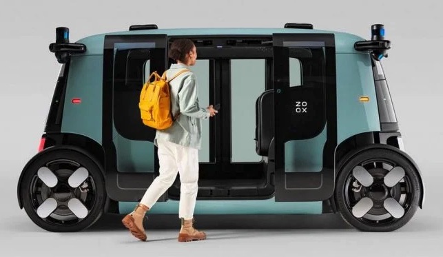 Amazon costruisce robot taxi elettrico a guida autonoma; sembra uscito da un film di fantascienza
