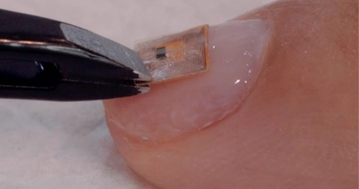 Il salone di Dubai ha lanciato manicure con microchip per unghie