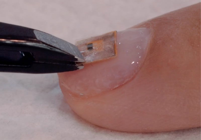 Il salone di Dubai ha lanciato manicure con microchip per unghie