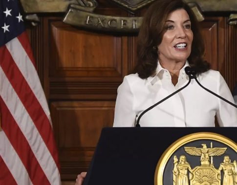 Kathy Hochul diventa la prima governatrice femminile di New York