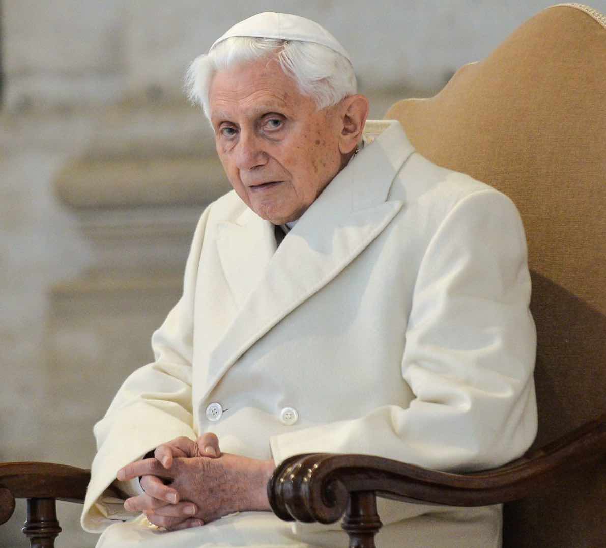 Vaticano, Migliaia di persone rendono omaggio a Benedetto XVI