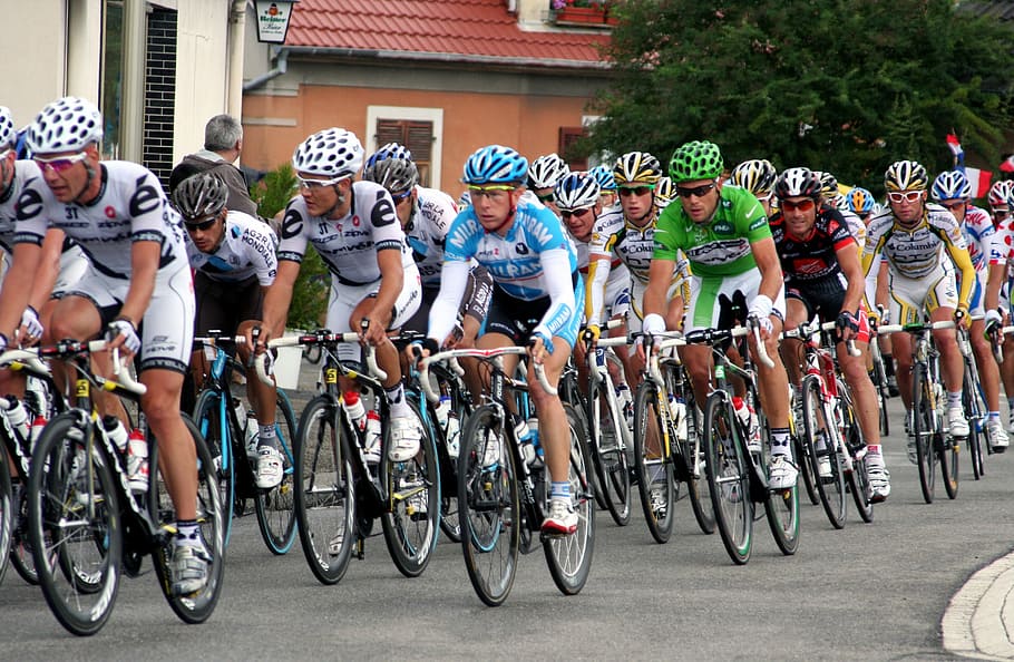 Adam Yates vince la gara di apertura del Tour de France 2023